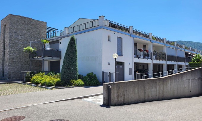 Caslano Apartment | Lovely apartment for 4 people with WIFI, TV, terrace and parking