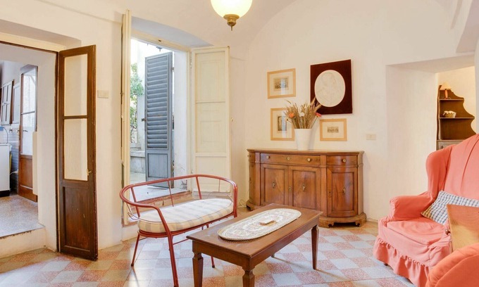San Gimignano City Centre Apartment | Lovely apartment for 6 guests with terrace