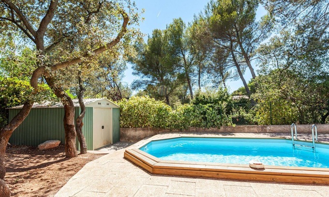 Lambesc Apartment | Lovely apartment for 4 people with pool, WIFI, TV, patio, pets allowed and parking