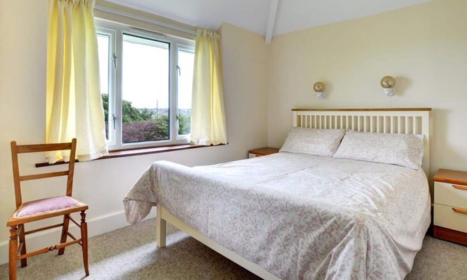 St Merryn Apartment | Lovely apartment for 4 people with WIFI, TV, pets allowed, panoramic view and parking