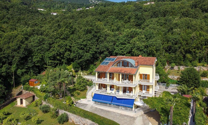 Tulisevica Apartment | Lovely apartment for 4 people with WIFI, A/C, TV, terrace and parking