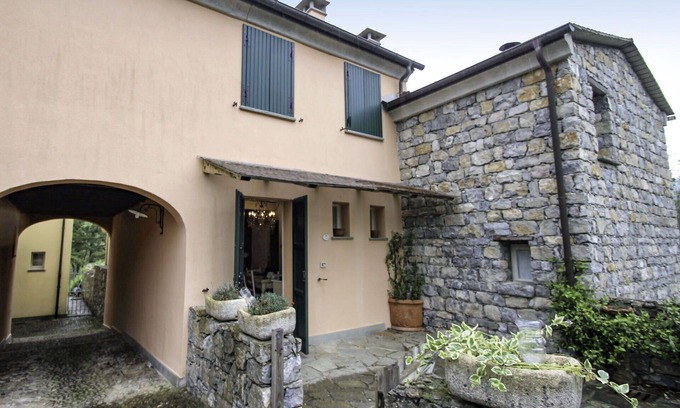 Cinque Terre Apartment | Lovely apartment for 5 people with WIFI, pool, TV, patio and parking