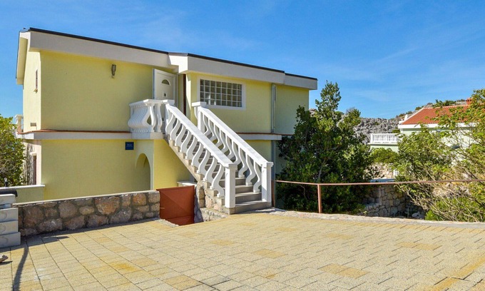 Ribarica Apartment | Lovely apartment for 6 guests with A/C, WIFI, TV, terrace and parking