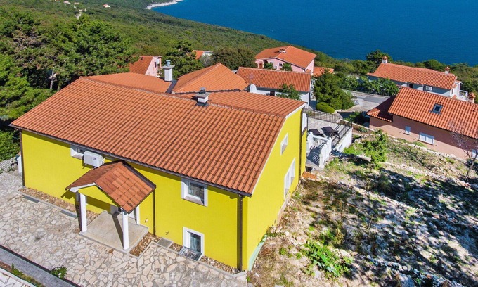 Zagorje Apartment | Lovely apartment for 6 people with WIFI, A/C, TV, terrace and parking
