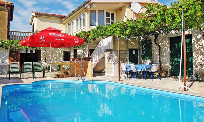 Primosten Apartment | Lovely apartment for 6 people with WIFI, A/C, private pool, TV, terrace, pets allowed and parking