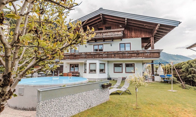 Goldegg Apartment | Lovely apartment for 8 guests with WIFI, pool, TV, balcony, pets allowed and parking