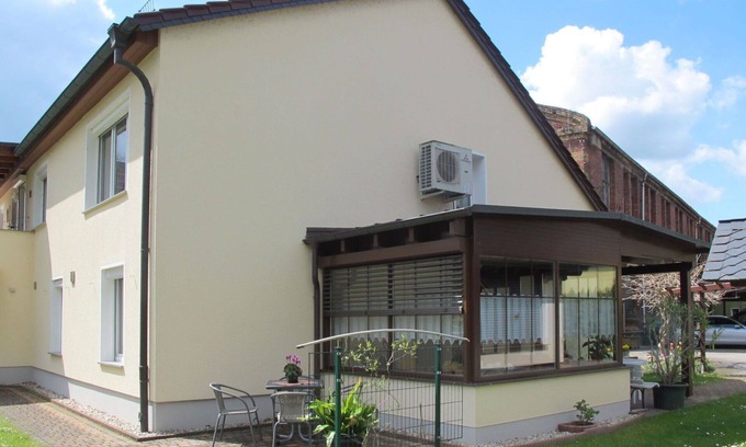 Eilenburg Apartment | Lovely apartment for 3 guests with WIFI, TV, patio, pets allowed and parking