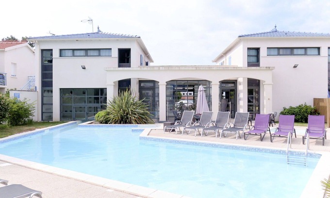 Saint-Palais-sur-Mer Apartment | Lovely apartment for 4 people with pool, WIFI, hot tub, TV, terrace and pets allowed