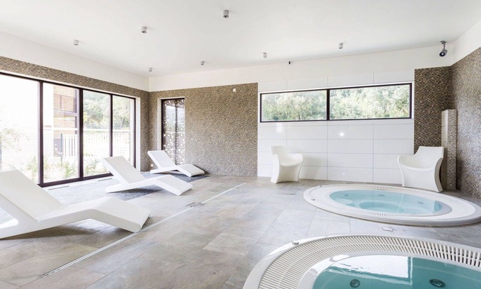 Remoulins Apartment | Lovely apartment for 6 people with pool, hot tub, WIFI, A/C, TV, balcony, pets allowed and parking