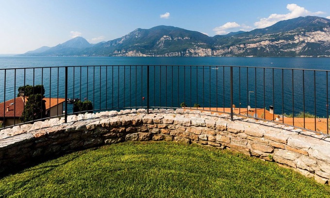 Magugnago Apartment | Lovely apartment for 2 people with WIFI, A/C, TV, balcony and parking