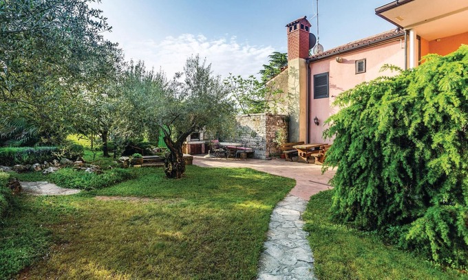 Kastel Apartment | Lovely apartment in Buje with WiFi
