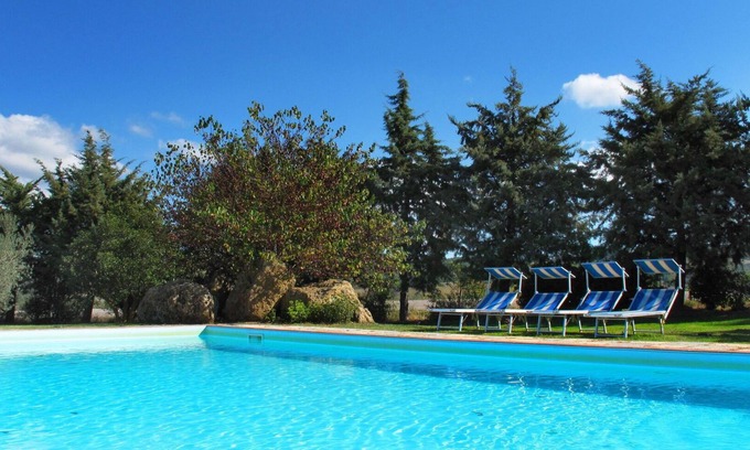Pomarance Villa | Lovely apartment in villa for 5 guests with pool, WIFI, TV, veranda and parking
