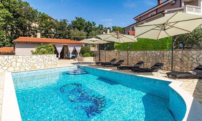 Jadranovo Apartment | Lovely apartment in Jadranovo with WiFi