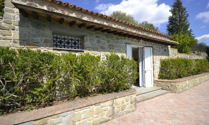Il Borgo Villa | Lovely apartment in villa with A/C, pool, WIFI, hot tub, TV and panoramic view, close to Cortona