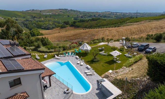 Citta Sant'Angelo Villa | Lovely apartment in villa with pool, A/C, hot tub, WIFI, TV, patio, pets allowed and panoramic v.