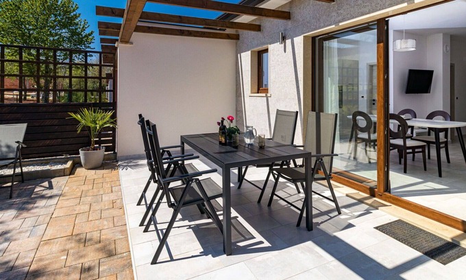 Kaldanija House | Lovely apartment in villa with hot tub, A/C, WIFI, pool, TV, terrace, pets allowed and parking