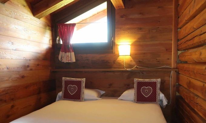 Valtournenche Apartment | Lovely apartment for 3 guests with patio, pets allowed and parking