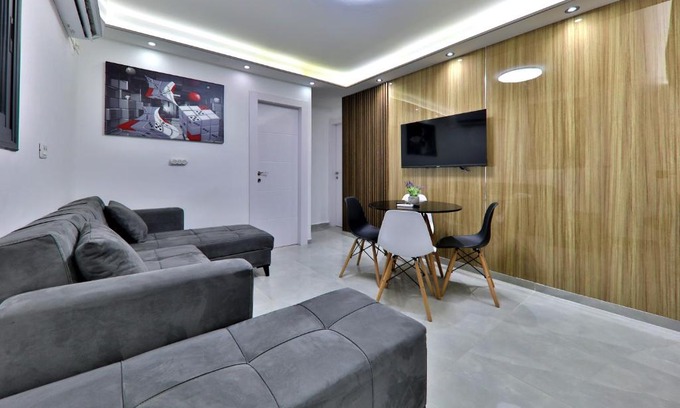 Haifa Apartment | Lovely apartment with a terrace in the center of Haifa