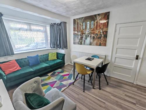Borehamwood Apartment | Lovely Apartment With Private Garden & Parking
