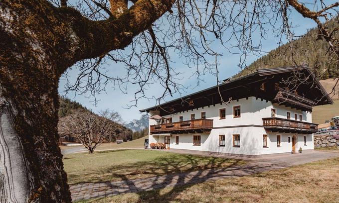 Sankt Martin bei Lofer Villa | Lovely apartment in villa for 2 guests with TV, balcony, pets allowed and parking