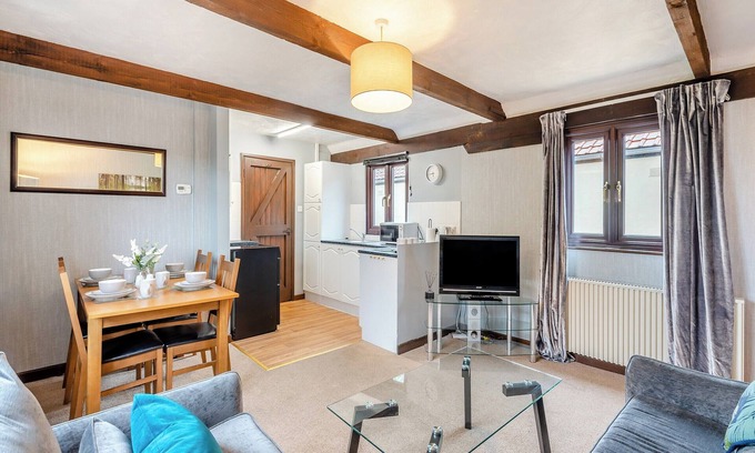 Colchester Cottage | Lovely barn in a beautiful setting with swimming pool.