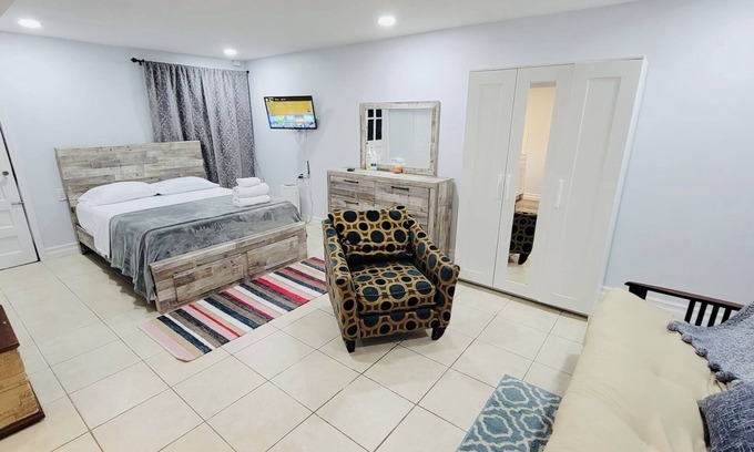 Pelham Gardens Apartment | Lovely basement loft