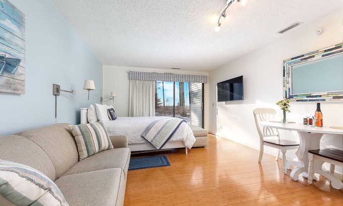 Williamsburg Condo | 🏖️ Lovely Beachside Studio @ The Shores | Deck + Bay Views + Champagne Welcome ➠ 5679