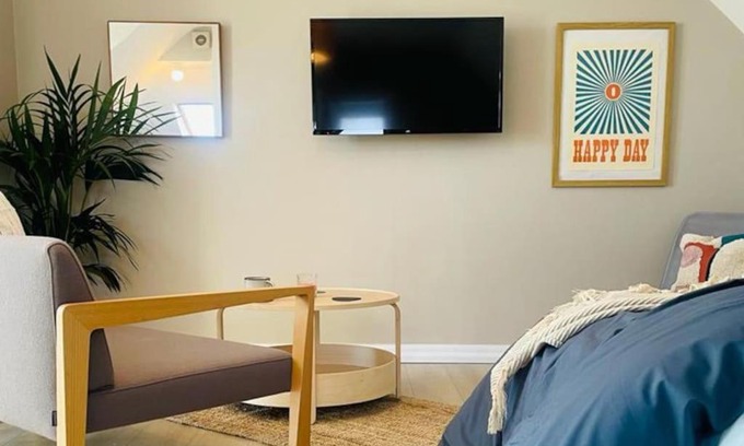 Worthing Apartment | Lovely bijou loft apt, one road back from the sea