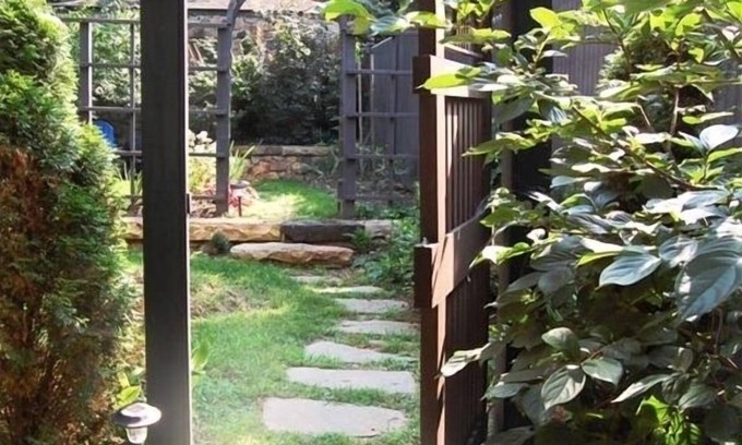 Lexington Apartment | Lovely C.1890 Flat with Garden in Historic Downtown