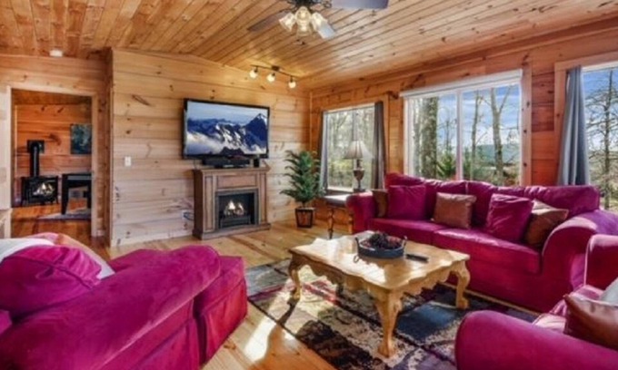 Crossville Cabin | Lovely cabin near Cumberland Mtn State Park, Nice kitchen & living spaces