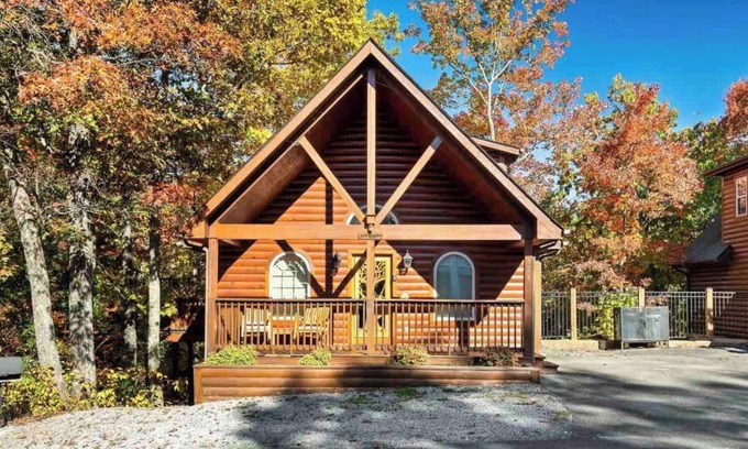Chalet Village Cabin | Lovely Cabin near GSMNP & Attractions