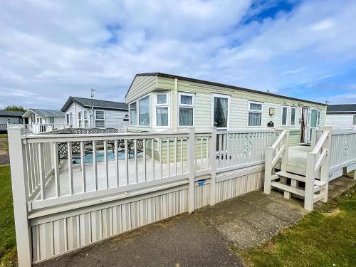 Hunstanton Other | Lovely Caravan For Hire With Large Decking Area In Hunstanton Ref 23218K