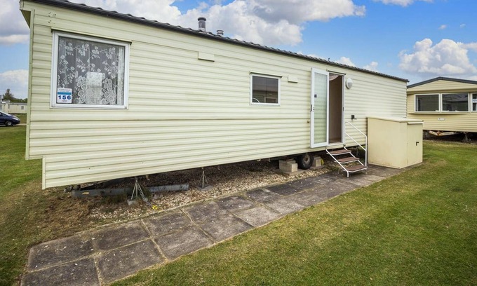 Louth House | Lovely caravan for hire at Sunnydale Holiday Park in Lincs ref 35156S