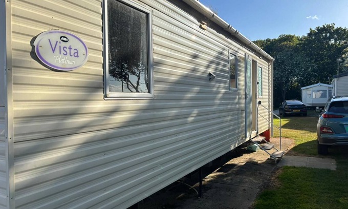 Hopton House | Lovely caravan with free Wi-Fi at Broadland Sands Park, Suffolk ref 20020BS