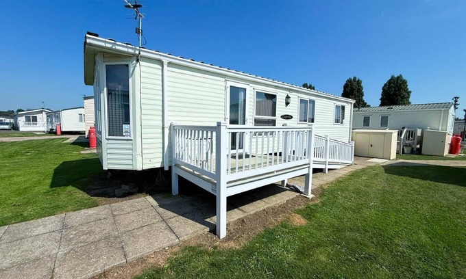Felixstowe House | Lovely caravan with WiFi & decking at Felixstowe Beach Holiday Park ref 55005SW