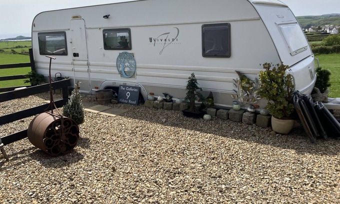 Garn Fadryn Ski Chalet | Lovely caravan with stunning views Aberdaron