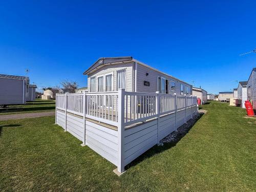 Pakefield Other | Lovely Caravan With Seaviews, Wi-Fi And Decking Near Pakefield Beach Ref 68040Cr