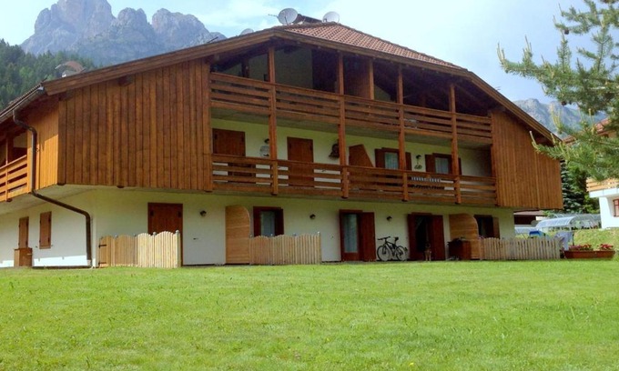 Pera Ski Chalet | Lovely Chalet in Pozza di Fassa with Garden