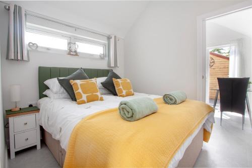 New Forest District Apartment | Lovely & Charming Studio with Parking In New Forest - Brand New!