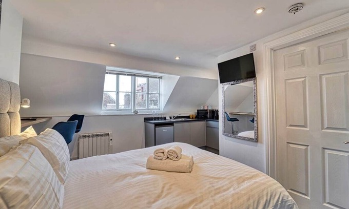 Pontrilas Apartment | Lovely City Centre Studio.