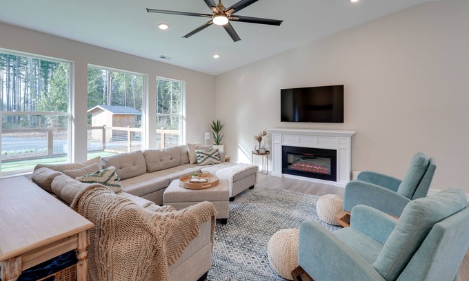 Clinton House | Lovely Clinton Home w/ Hot Tub on 10 Acres!