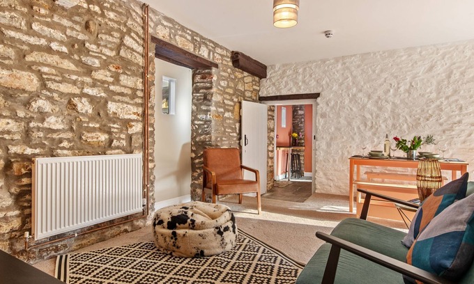 Llanddowror Cottage | Lovely Coach house with 2 bedrooms and garden, with onsite bar