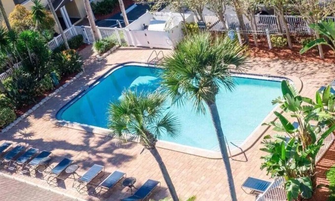 Anona Condo | Lovely condo with pool close to Indian Rocks and Clearwater Beach