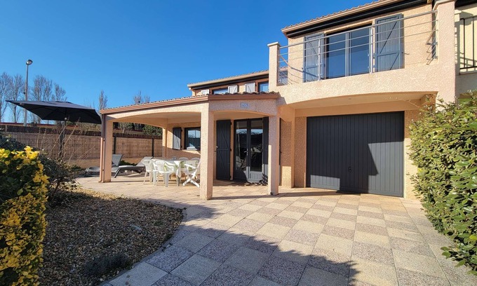 Portiragnes-Plage House | Lovely corner Villa with airco, 5 people, wifi, secured residence with pools (extra charge), 500.