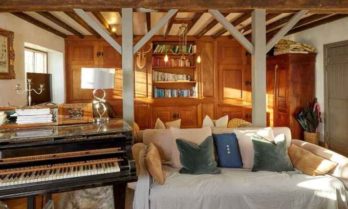 Lechlade House | Lovely Cotswold Barn With Triple Height Sitting Room and Large Private Garden