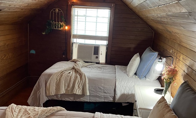Jefferson Park Apartment | Lovely Cottage Home W/Cabin Loft 7mins ✈️ 5mins to Downtown Atlanta