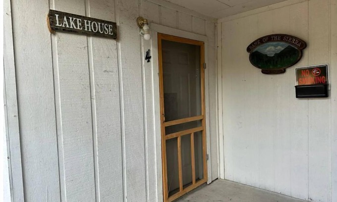 Springville House | Lovely Creek View Apartment Near GIANT SEQUOIAS