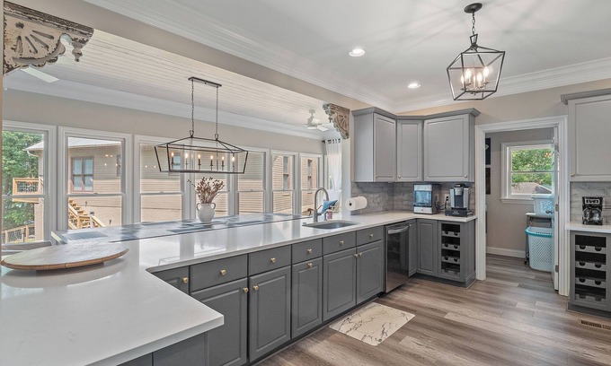 Jasper House | "Lovely Cruise" - Beautiful house and property on flat lot!