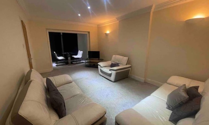 Hillingdon House | Lovely Detached house in lovely location