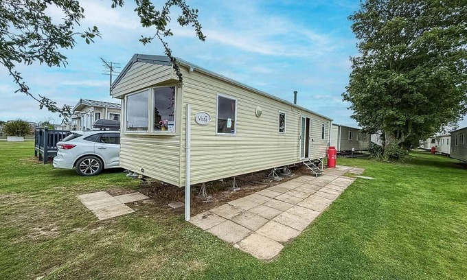 Louth House | Lovely dog friendly 8 berth caravan at Sunnydale, Lincolnshire ref 35197S